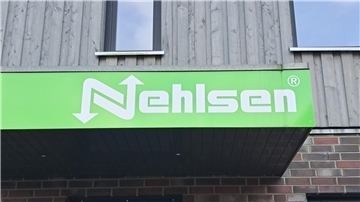 Zwei Mülltonnen der Firma Nehlsen sind auf dem Foto zu sehen. Nach dem Warnstreik der Nehlsen-Müllwerker sorgen Abmahnungen für Unruhe. Die Gewerkschaft Verdi fordert Klarheit und ein ernstzunehmendes Angebot.