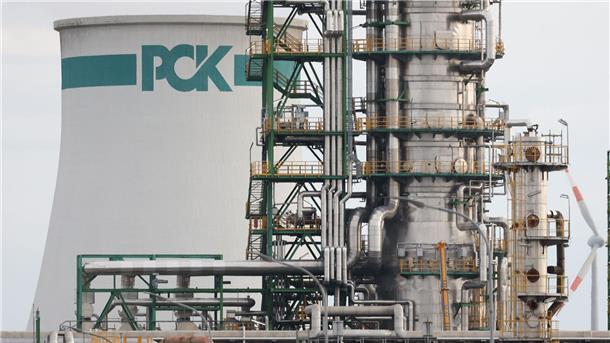 Bund hofft auf weitere Öllieferungen für PCK-Raffinerie Nach dem Einfuhrstopp für russisches Öl nach Deutschland kommen alternative Lieferungen mit Öl zu der Raffinerie in Schwedt.