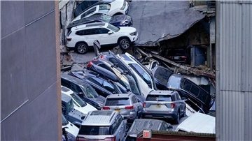 Nach dem Einsturz eines Parkhauses in New York: Autos stapeln sich übereinander, zahlreiche Fahrzeuge wurden zusammengedrückt.