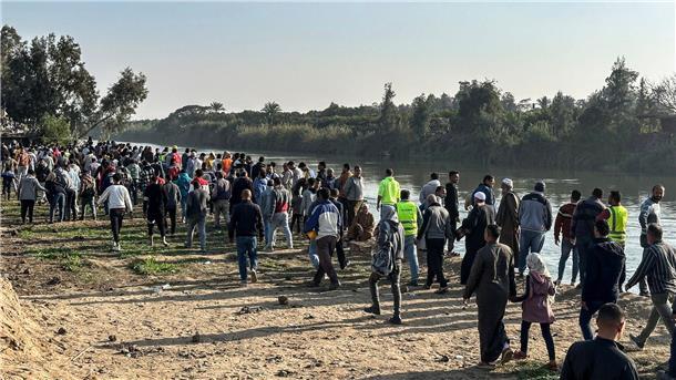 Fähre sinkt auf dem Nil: Drei tote Arbeiter Nach dem Fährunglück versammeln sich Dorfbewohner am Nilufer.