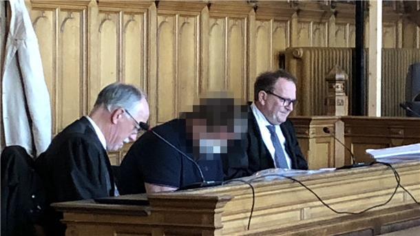 Nach dem Geständnis seiner Mutter sackt der Angeklagte in sich zusammen.