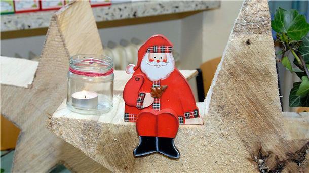 Nach dem Gottesdienst am 1. Advent findet ein Adventsbasar im Gemeindehaus in Rodenkirchen statt.