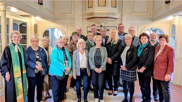 Jubiläumskonfirmationen: Symbolischer Lebensweg erinnert an Wegstrecken Nach dem Gottesdienst mit Abendmahl ging es zum gemeinsamen Mittagessen und Kaffeetrinken in den Kluster Hof.