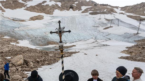Ökumenische Trauerfeier für sterbenden Zugspitz-Gletscher Nach dem Gottesdienst zog eine Prozession bei Wind und Nebel zum Gletscher.