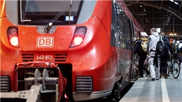 Fahrgäste steigen im Hauptbahnhof Leipzig in eine Regionalbahn.