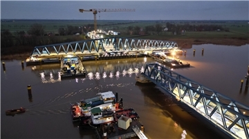Beleuchtete Friesenbrücke über die Ems bei Weener. 