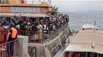 Nach dem Kentern einer Fähre versammeln sich Menschen am Hafen von Goma (aktuell)
