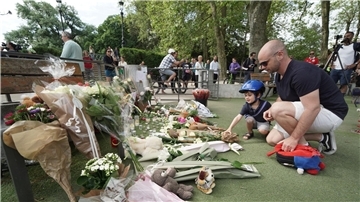 Nach dem Messerangriff in Annecy haben Menschen in der Nähe des Tatorts Blumen und Kuscheltiere abgelegt und gedenken der Opfer.
