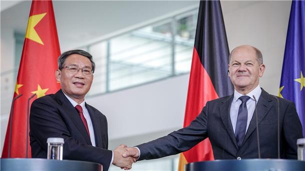 Scholz fordert mehr Druck Chinas auf Russland Nach dem Pressestatement reichen sich Bundeskanzler Olaf Scholz (r) und der chinesische Ministerpräsident Li Qiang die Hände.