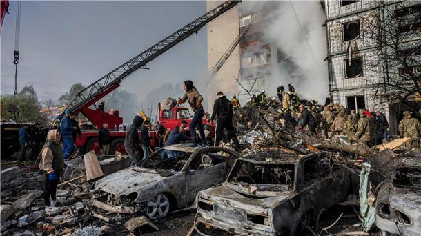 Zahl der Toten im zentralukrainischen Uman steigt weiter Nach dem russischen Angriff beseitigen Rettungskräfte die Trümmer eines Wohnhauses in Uman.