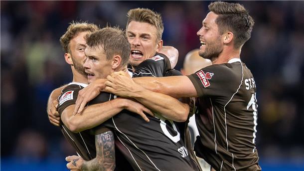 Nach dem Sieg bei der Hertha sind die Kiezkicker dank des besseren Torverhältnisses neuer Tabellenführer - und saisonübergreifend seit April ungeschlagen.
