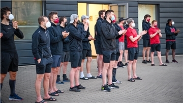 Nach dem Spiel bedankten sich die Spieler der Pinguins bei den Fans, die sie vor der Halle feierten.