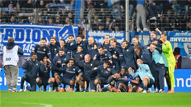 Kurze Hose, heißes Herz – Rösler erweckt VfL zu neuem Leben Nach dem Spiel posierte der neue VfL-Coach mit seinen Spielern vor den Fans.