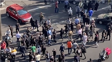 Nach dem Tod der jungen iranischen Kurdin Mahsa Amini gehen im Iran Menschenmassen auf die Straßen.