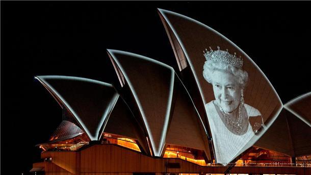 Nach dem Tod von Königin Elizabeth II. wurde ihr Porträt auf das Opernhaus projiziert.