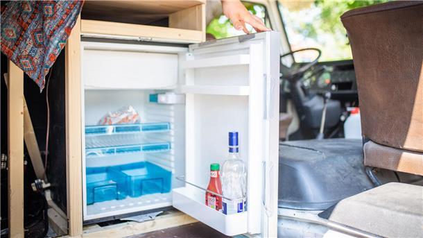 Vanlife mit Retro-Charme: Wie Yannik aus Bremerhaven einen alten VW-Bus umbaut Nach dem Umbau hat Yannik alles, was er braucht, in seinem Van: Bett, Stauraum, Küchenzeile, Waschbecken, Campingtoilette und Kühlschrank. Nur die Dusche fehlt.