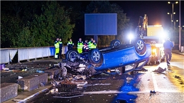 Nach dem Unfall: Das Auto des 19-Jährigen liegt auf dem Dach auf einer Brücke in Hannover-Kleefeld.