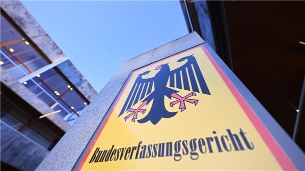 Der Senat will sein milliardenschweres Schulden-Paket retten Hauseingangsschild mit dem Schriftzug "Bundesverfassungsgericht