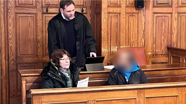 Urteil wegen Mordversuchs in Bremerhaven: Fast acht Jahre Haft für Brandstifter Der 48 Jahre alte Costel M. im Gespräch mit einer Dolmetscherin und seinem Verteidiger David Ruhkopf.