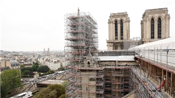 Nach dem verheerenden Brand: Die Querschiffe der Kathedrale Notre-Dame in Paris werden von zwei neuen Gerüsten überragt.