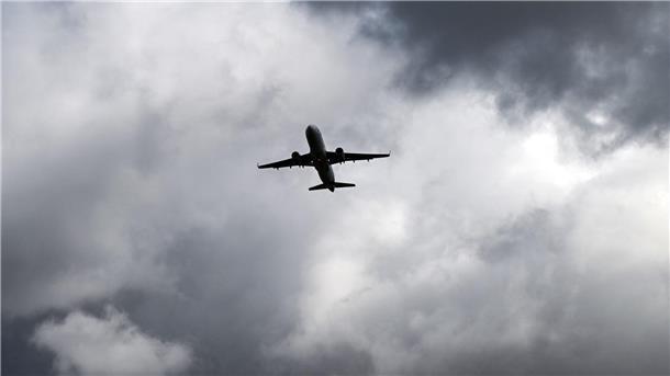 Passagierin zieht sich in Flugzeug aus und beißt Polizisten Nach dem Vorfall hebt das Flugzeug mit dreieinhalb Stunden Verspätung in Richtung bulgarischer Hauptstadt ab.