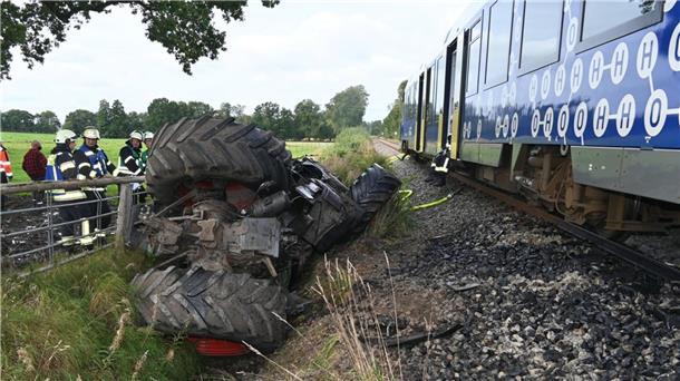 EVB-Zug kollidiert bei Kutenholz mit Traktor - Strecke bleibt gesperrt Nach dem Zugunglück bei Kutenholz haben am Mittwochnachmittag die Bergungsarbeiten begonnen.