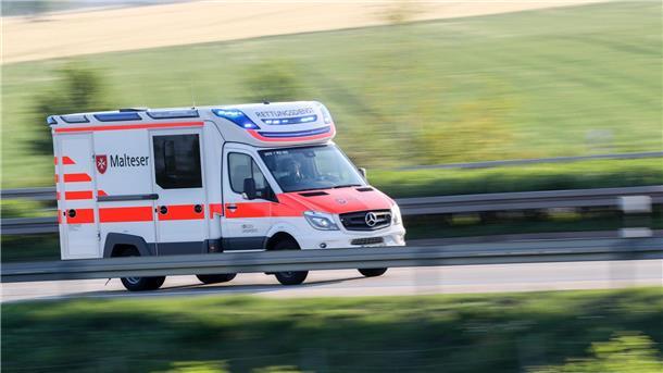 Nach dem Zusammenstoß mit einem Lastwagen ist ein lebensgefährlich verletzter Radfahrer im Krankenhaus gestorben. (Symbolbild)