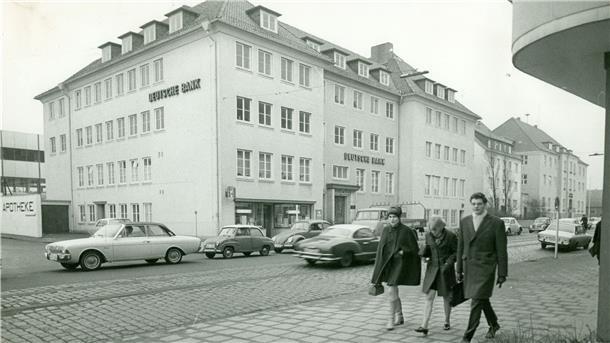 Nach dem Zweiten Weltkrieg wurde die Ruine des Riedemannschen Palais abgerissen. Die Deutsche Bank blieb aber am Standort Borriesstraße. Unser Archivbild stammt aus dem Jahr 1968. 