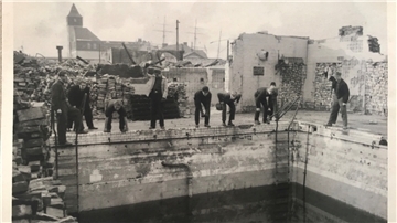 Historisches Foto von 1946: Junge Leute räumen Trümmer aus dem zerbombten Marienbad in Bremerhaven.