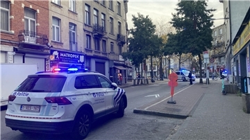 Nach den tödlichen Schüssen auf zwei Schweden in Brüssel hat die belgische Polizei einen bewaffneten Verdächtigen niedergeschossen.