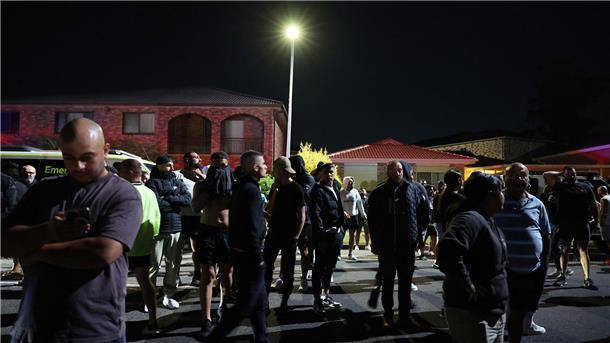Ausschreitungen nach Terrorangriff auf Bischof in Sydney Nach der Attacke auf den Bischof versammelten sich zahlreiche Menschen vor der Kirche.
