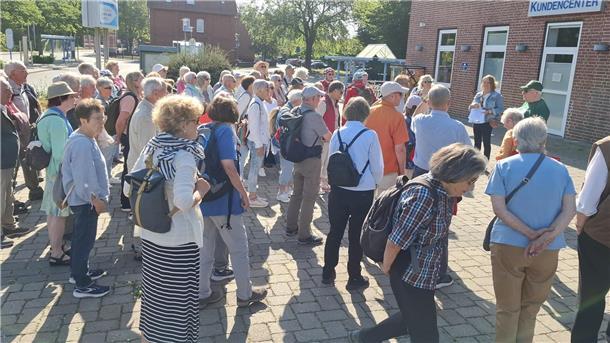 „Wanderverein Vörder Land“ feiert sein 25-jähriges Jubiläum Nach der Begrüßung durch den ersten Vorsitzenden Rainer Gehres wurden die Gruppen eingeteilt.