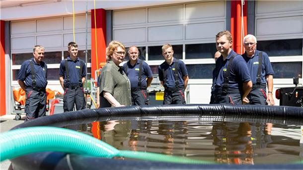 Jugendfeuerwehren wachsen – Warnruf aus der Fläche Nach der Bilanz bleibt das Gespräch: Behrens trifft die Feuerwehr in Hannover.