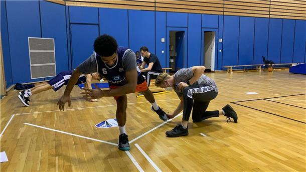 Die Eisbären wollen Stück für Stück in den Rhythmus kommen Nach der Corona-Pause stand bei den Basketball-Profis der Eisbären Bremerhaven zunächst präventive Verletzungsdiagnostik auf dem Trainingsplan.
