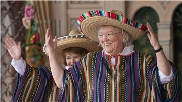 Nach der Debatte um eine umstrittene Kostüm-Show ist die Gruppe nun im Europa-Park aufgetreten - inklusive Sombreros.