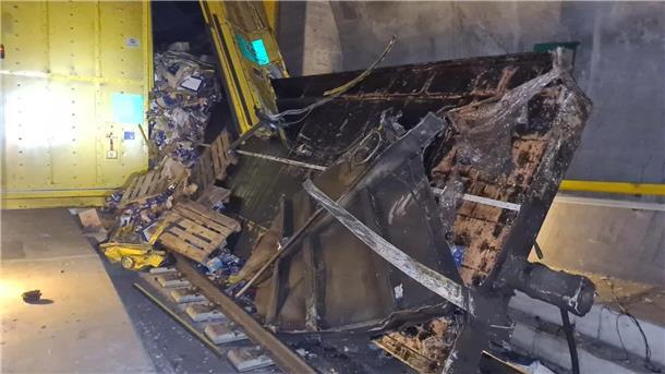 Nach der Entgleisung eines Güterzuges im Schweizer Gotthard-Basistunnel bleibt die Strecke für den Personenverkehr bis mindestens kommenden Mittwoch gesperrt.