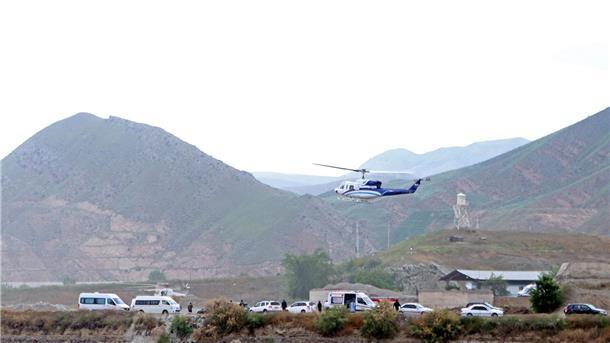 Nach der Eröffnung des Staudammes hebt der Hubschrauber mit dem iranischen Präsidenten Ebrahim Raisi an Bord ab.
