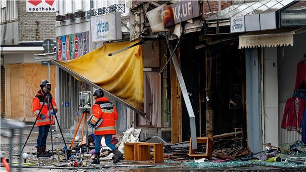 Explosion in Eschweiler: Zweiter Tatverdächtiger in U-Haft Nach der Explosion eines Hauses in der Innenstadt von Eschweiler sind Rettungskräfte im Einsatz.