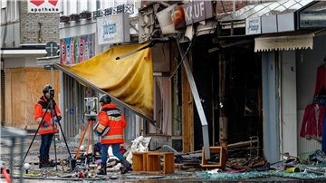 Nach der Explosion eines Hauses in der Innenstadt von Eschweiler sind Rettungskräfte im Einsatz.