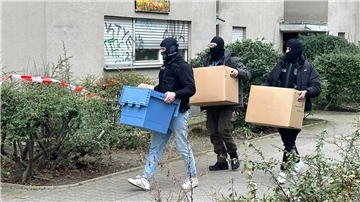 Nach der Festnahme von Daniela Klette setzt die Berliner Polizei ihren Einsatz in der Wohnung der früheren RAF-Terroristin fort.