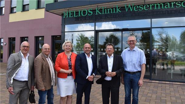 Gruppe von sechs Menschen vor der Helios-Klinik in Nordenham