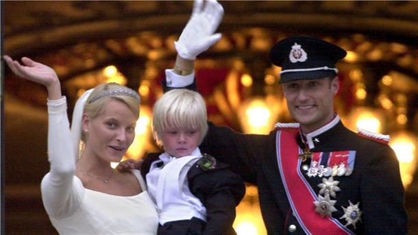 Kronprinzessin Mette-Marit wird 50 Nach der Hochzeit auf dem Balkon des Königspalastes: Kronprinz Haakon, Kronprinzessin Mette-Marit und Marius, der damals vierjährige Sohn von Mette-Marit.