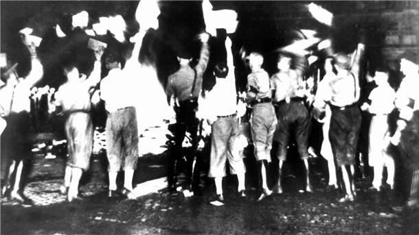 Nach der Machtübernahme lassen Nationalsozialisten in Universitätsstädten die Bücher verfemter Autoren verbrennen (1933).