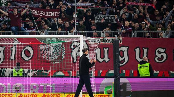 Wagners Pleitenwoche: Warme Kovac-Worte und Protest-Banner Nach der Niederlage gegen Dortmund bedankt sich Sandro Wagner in der Kurve für die Unterstützung der Fans.