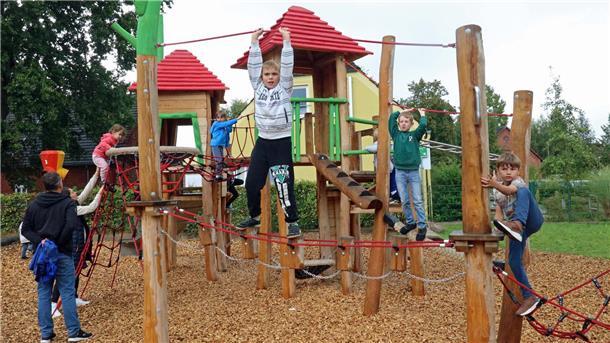Hagen feiert Eröffung neuer Schul-Spielanlage Kinder spielen auf Spielgeräten