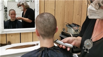 Zevenerin spendet ihre Haare für guten Zweck Nach der Rasur des Kopfes bleiben nur noch einen Millimeter kurze Haare.