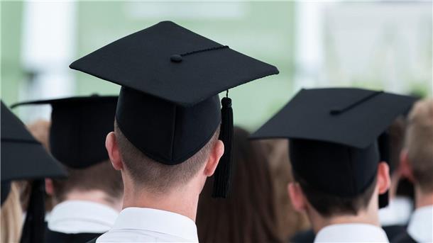 Mehr lernen, mehr Geld verdienen Nach der Schule kann ein Studium folgen und mit solchen Hüten der Abschluss gefeiert werden.