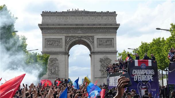 79 Festnahmen nach erneuter Randale bei PSG-Feier in Paris Nach der Siegesfeier des PSG in Paris kommt es erneut zu Ausschreitungen.