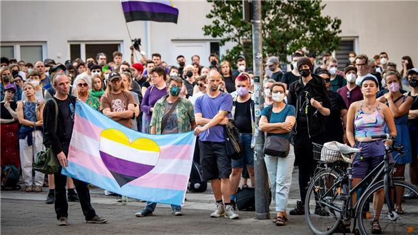 Angriff auf Trans-Frau: Darum hält die Polizei Täter-Bilder zurück Nach der Tat kam es in Bremen zu einer Mahnwache gegen transfeindliche Gewalt.
