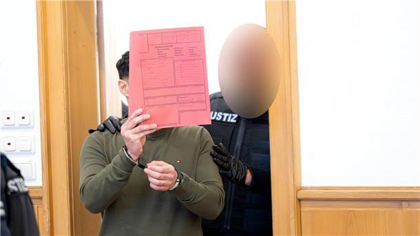 Tumult im Gerichtssaal nach Urteil wegen Mordes Nach der Urteilsverkündung kam es im Gerichtssaal zu versuchten Übergriffen von Mitgliedern der Opferfamilie auf die Familie des Angeklagten.